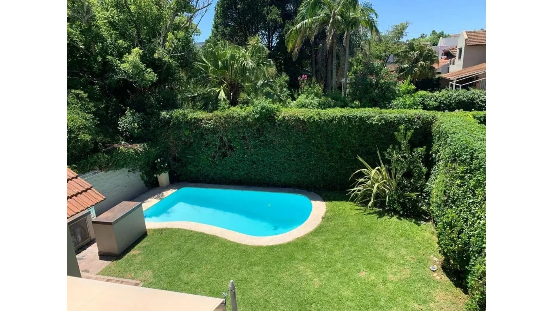 Casa de 5 ambientes con pileta y parrilla