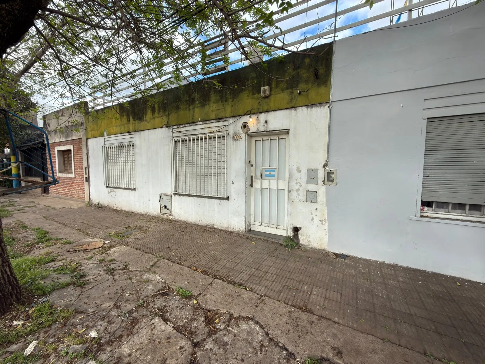 Casa de 2 dormitorios con local comercial y cochera