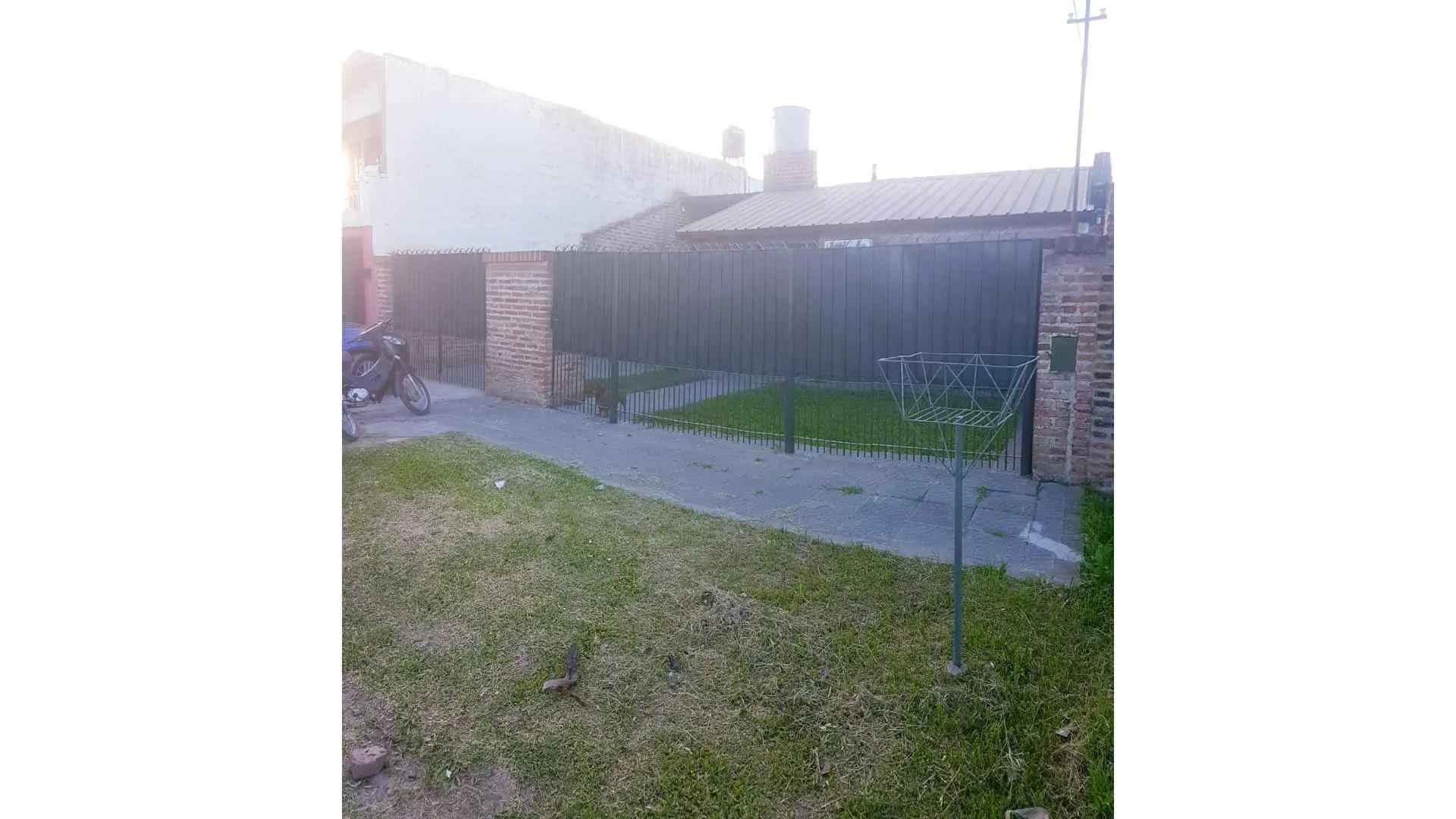SE ALQUILA:  B° BANCARIO, CASA DE 2 DORMITORIOS