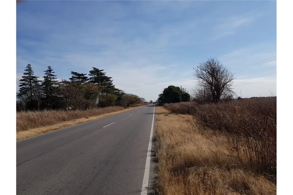 SE VENDE FRACCIÓN DE 5 HECTÁREAS SOBRE RUTA. A 3 KM DE AUTOPISTA
CÓRDOBA - ROSAR