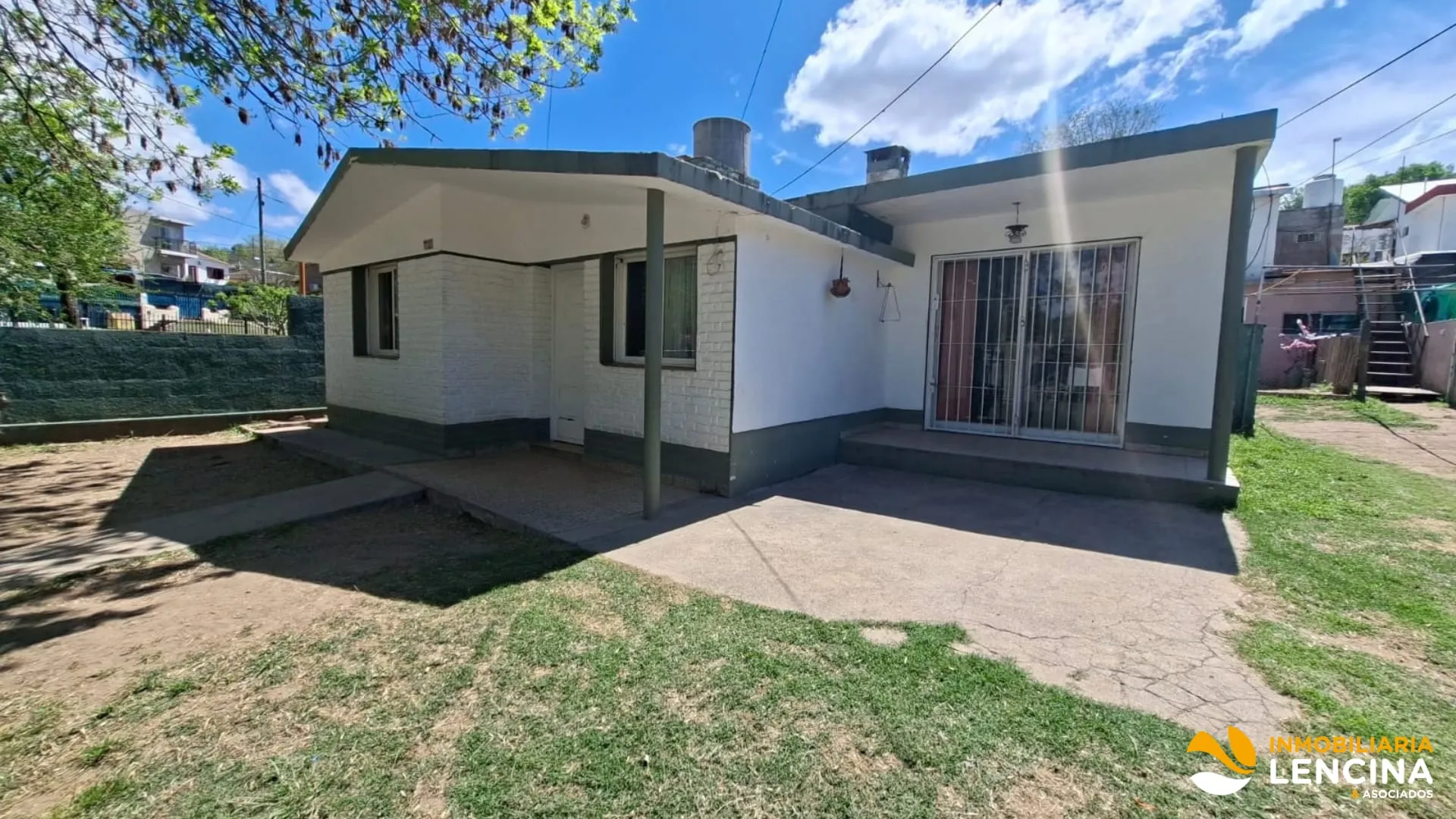 EN VENTA CASA MAS DOS DEPARTAMENTOS EN CALLE LOS CEIBOS