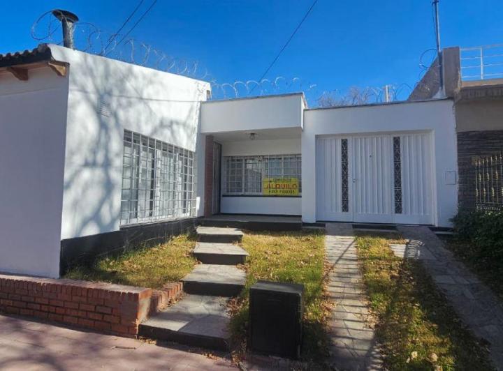 Casa · 90m² · 5 Ambientes · 2 Cocheras