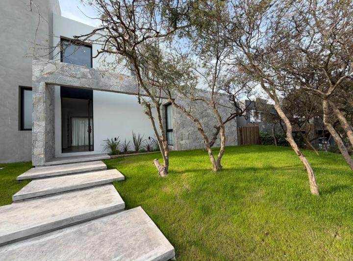 Casa · 413m² · 3 Dormitorios · 2 Cocheras