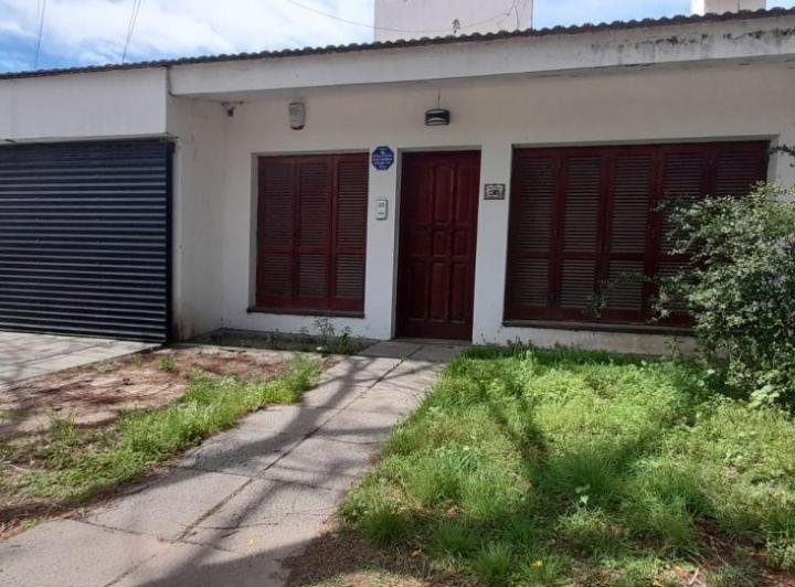Casa · 210m² · 3 Ambientes · 2 Cocheras