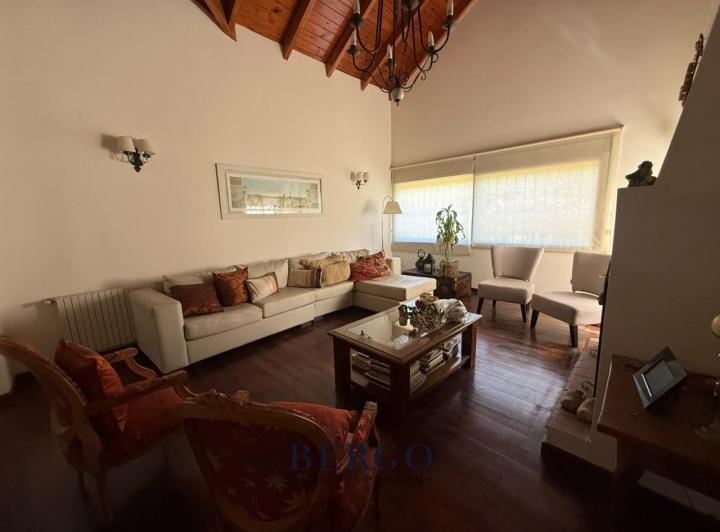 Casa · 4433m² · 3 Dormitorios · 2 Cocheras