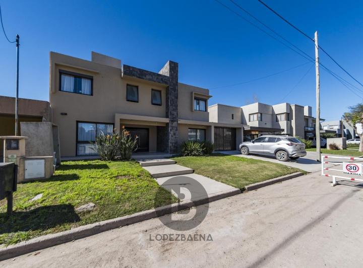 Casa · 268m² · 6 Ambientes · 2 Cocheras