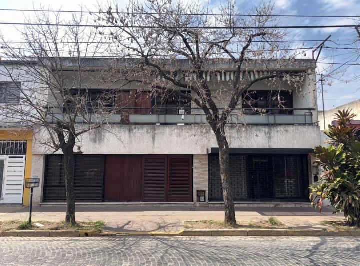Casa · 300m² · 8 Ambientes · 1 Cochera