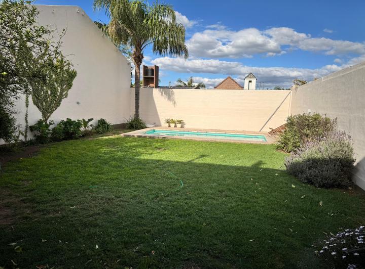 Casa · 198m² · 4 Ambientes · 2 Cocheras