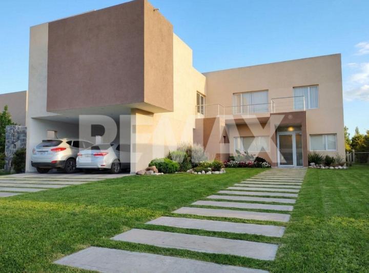 Casa · 380m² · 7 Ambientes · 4 Cocheras