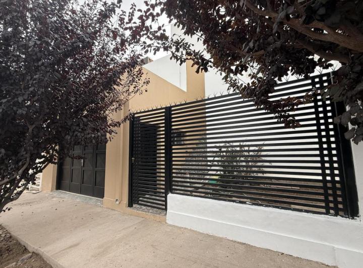 Casa · 215m² · 3 Dormitorios · 1 Cochera
