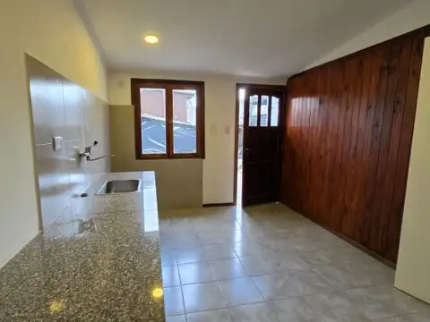 Departamento de 1 dormitorio con patio recientemente remodelado