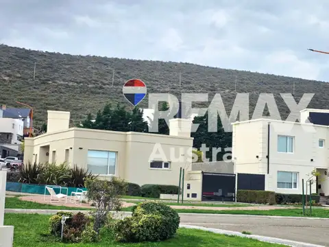 Dos casas y vista abierta en solares del mar