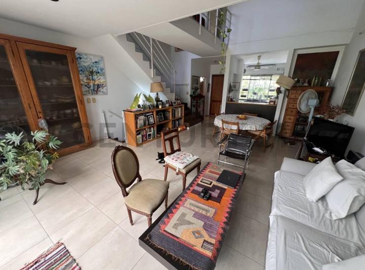 Casa · 250m² · 5 Ambientes · 2 Cocheras