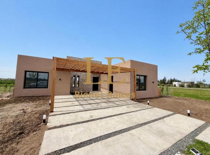 Casa · 190m² · 4 Ambientes · 4 Cocheras