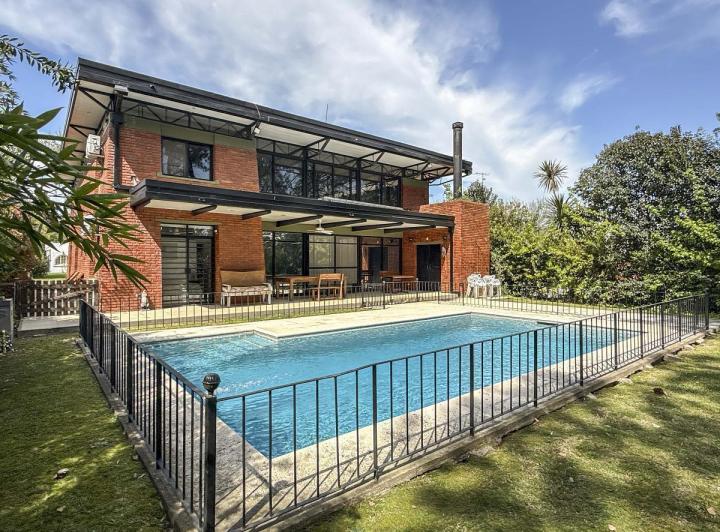 Casa · 360m² · 6 Ambientes · 2 Cocheras