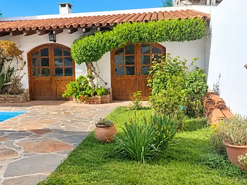 Venta  espectacular casa estilo colonial en b° almirante brown - cipolletti, rio negro.