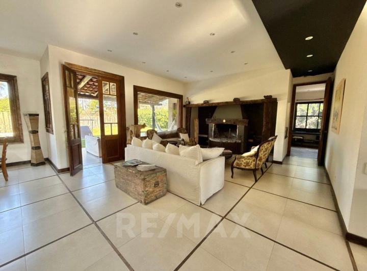 Casa · 200m² · 5 Ambientes · 2 Cocheras