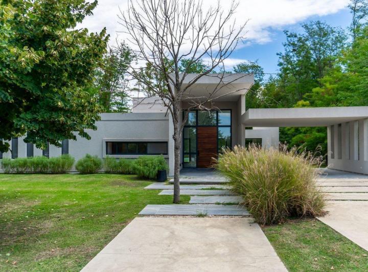 Casa · 228m² · 4 Ambientes · 2 Cocheras