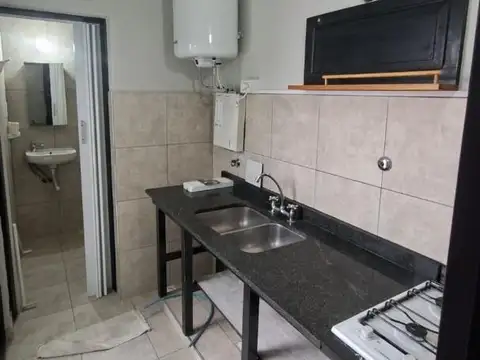 Alquilo amplio monoambiente con cocina separada en el centro