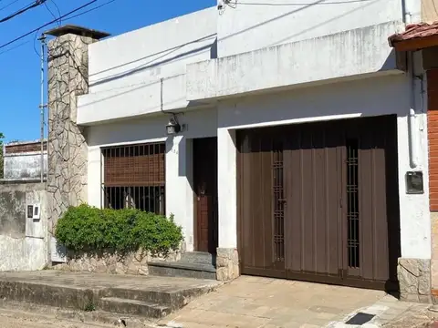 Casa dos dormitorios, gas natural, cochera