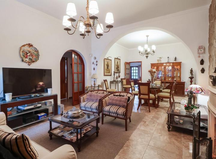 Casa · 297m² · 6 Ambientes · 2 Cocheras