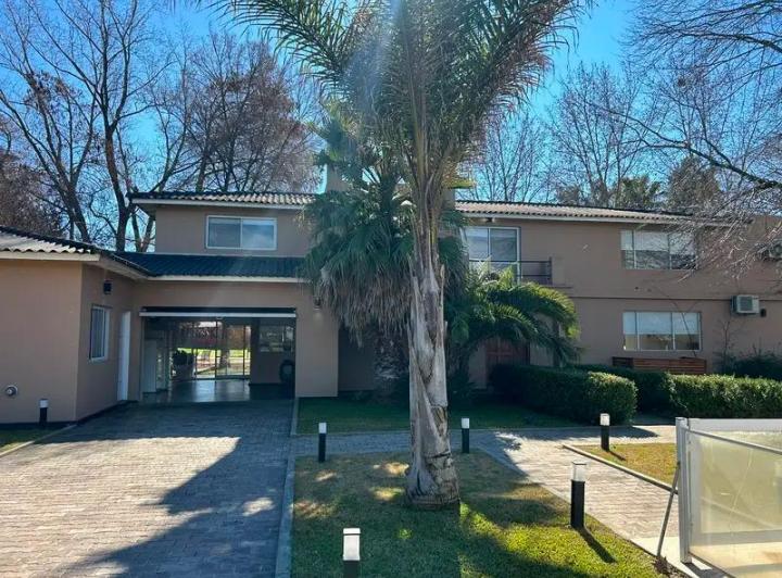 Casa · 288m² · 5 Ambientes · 4 Cocheras