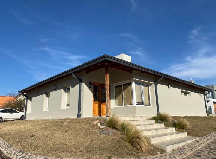 Casa · 200m² · 4 Ambientes · 3 Cocheras