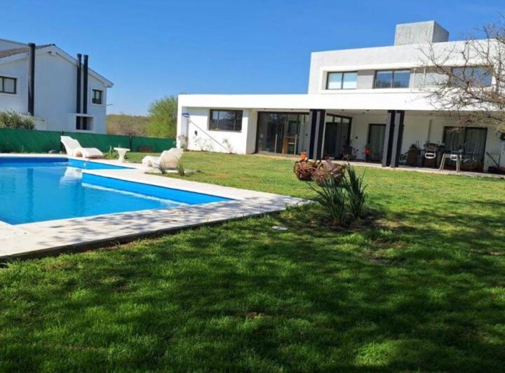 Casa · 200m² · 7 Ambientes · 1 Cochera