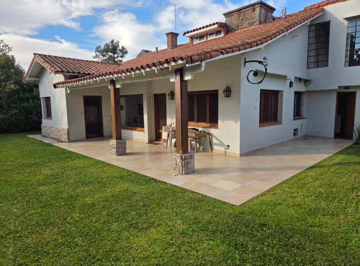 Casa · 284m² · 8 Ambientes · 4 Cocheras