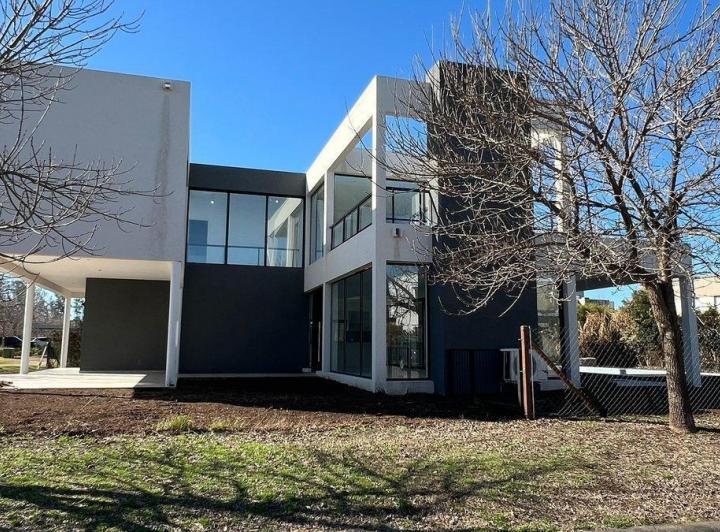 Casa · 250m² · 6 Ambientes · 2 Cocheras