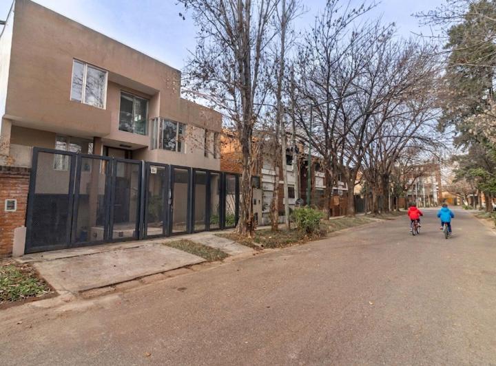 Casa · 311m² · 8 Ambientes · 2 Cocheras