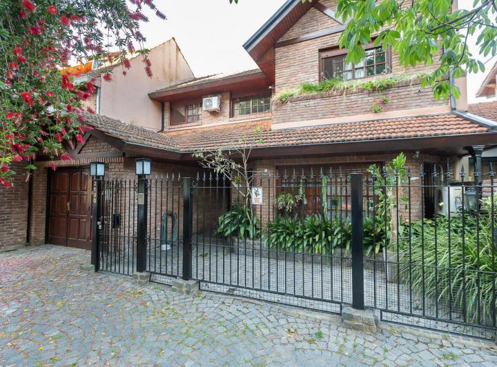 Casa · 240m² · 6 Ambientes · 3 Cocheras