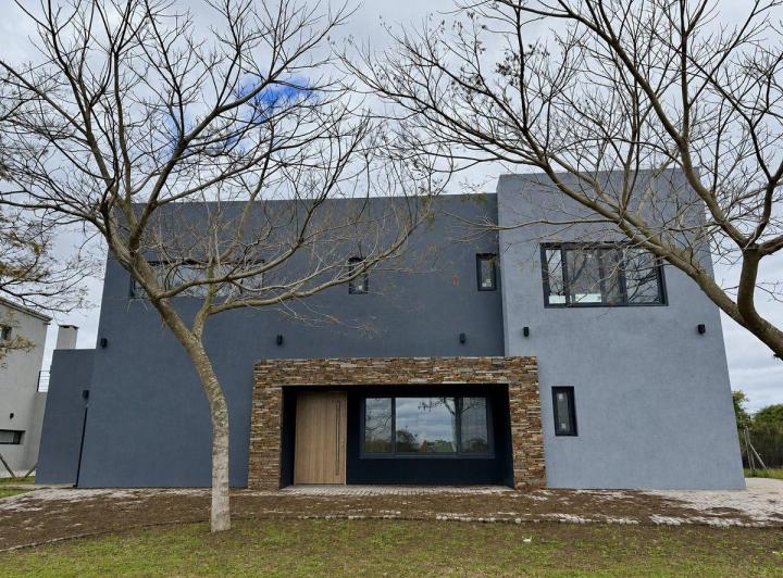 Casa · 243m² · 5 Ambientes · 1 Cochera