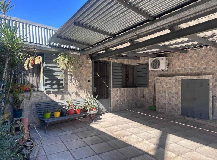 Casa · 140m² · 6 Ambientes · 2 Cocheras