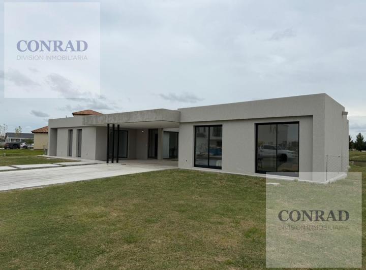 Casa · 259m² · 4 Dormitorios · 2 Cocheras
