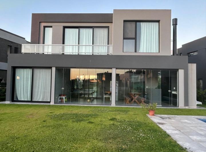Casa · 259m² · 4 Dormitorios · 2 Cocheras