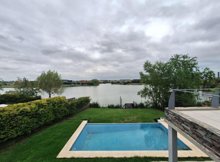 Casa · 240m² · 7 Ambientes · 2 Cocheras