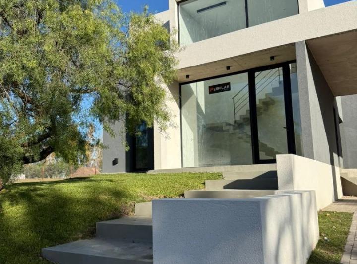 Casa · 255m² · 5 Ambientes · 2 Cocheras