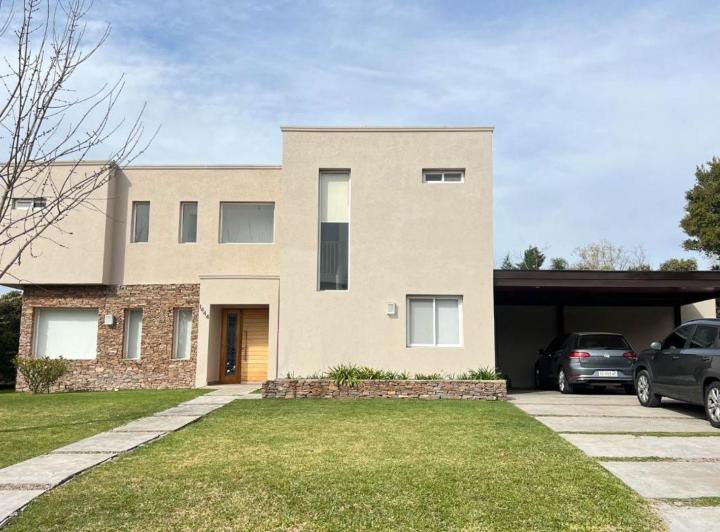 Casa · 232m² · 8 Ambientes · 4 Cocheras