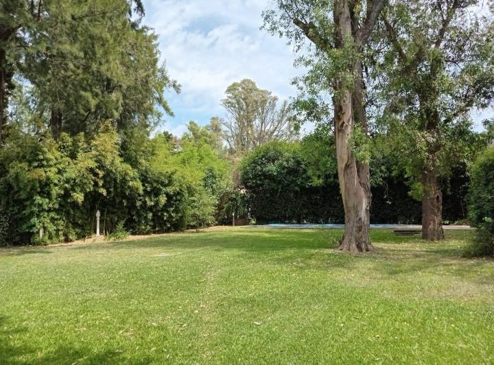Casa · 350m² · 5 Ambientes · 4 Cocheras