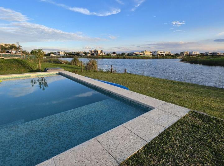 Casa · 177m² · 5 Ambientes · 4 Cocheras