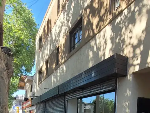 Local en alquiler a metros de la plaza godoy cruz