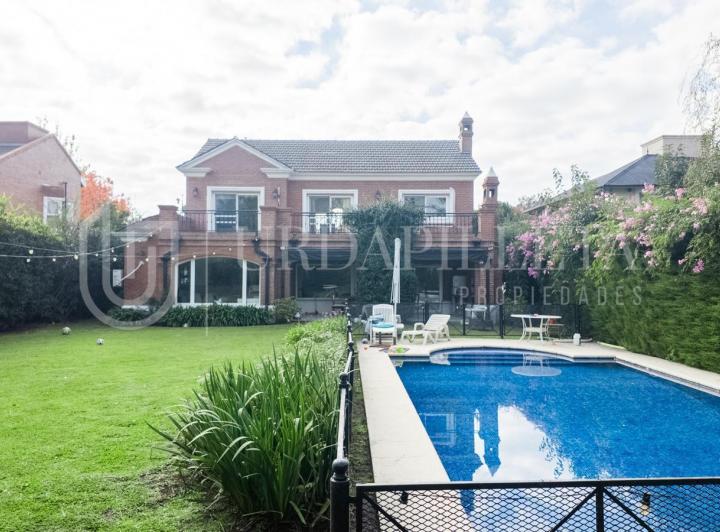 Casa · 220m² · 5 Ambientes · 3 Cocheras