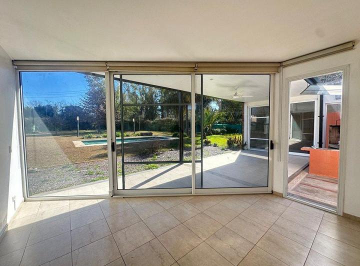 Casa · 240m² · 5 Ambientes · 6 Cocheras