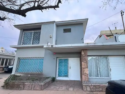 Hauser vende casa en esquina – barrio bombal, ciudad