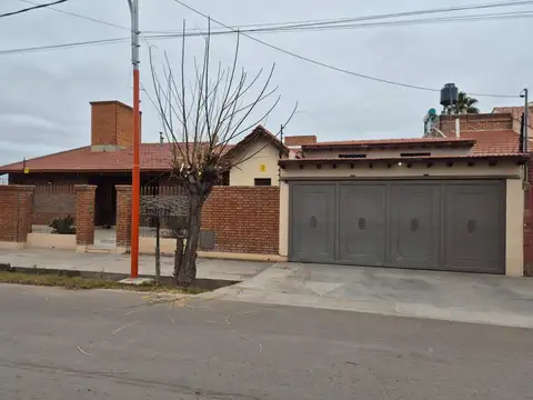 Casa de gran tamaño y jerarquía en rivadavia mza.
