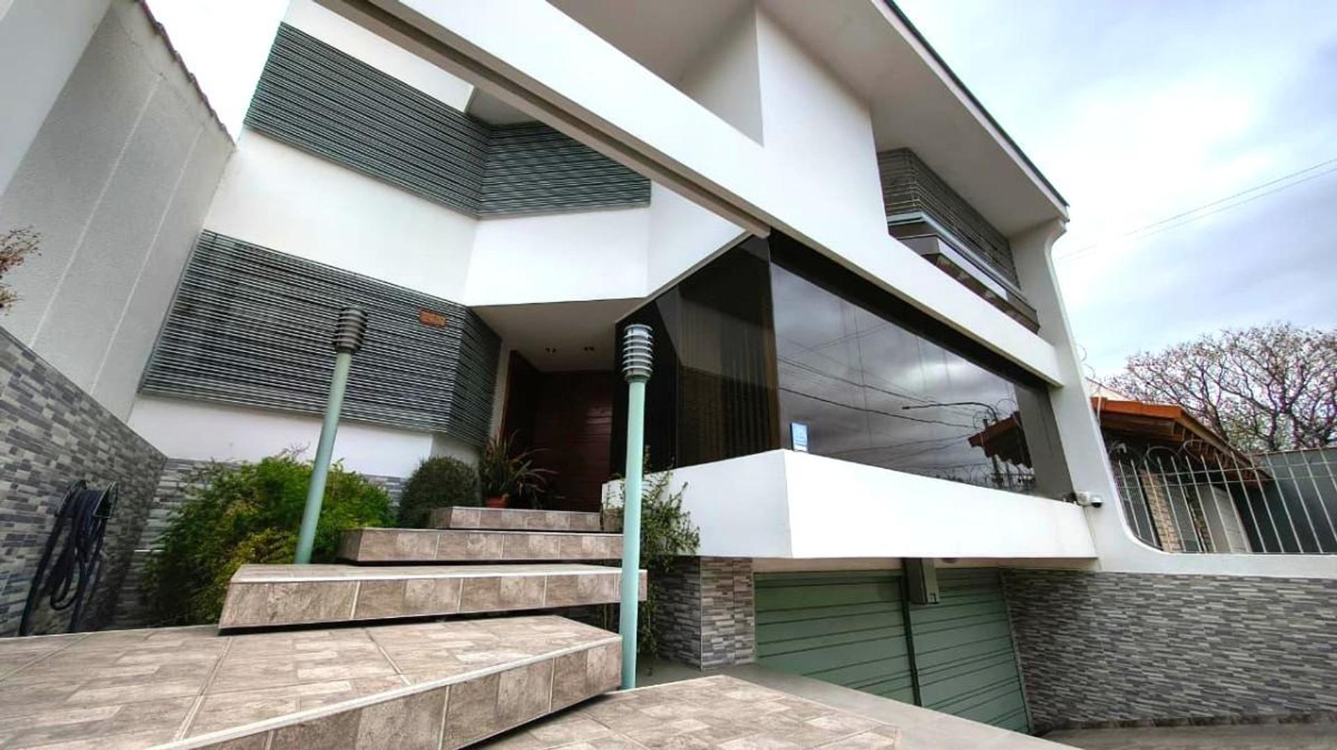 Casa de categoría en dorrego guaymallén | 4 dormitorios y cochera doble | apto profesional/comercial