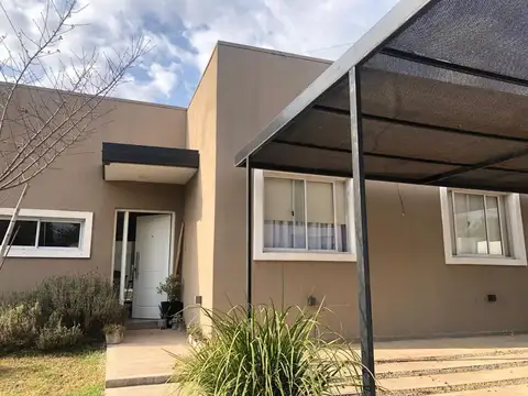 Se alquila impecable casa en villa catalina
