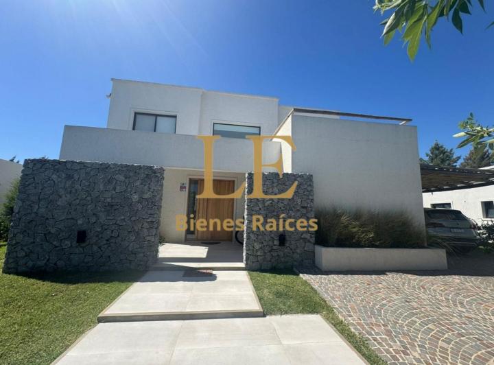 Casa · 245m² · 5 Ambientes · 3 Cocheras