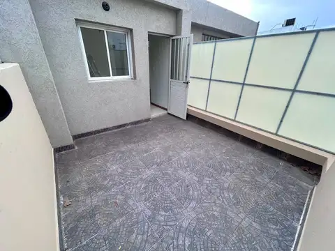 Alquiler monoambiente con patio pichincha